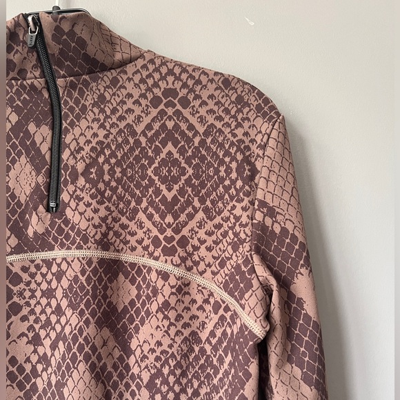 GUESS Mock Neck Erin Crop top (XS) - Picture 5 of 8